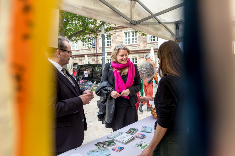 Die EU-Abgeordnete Henrike Hahn vor einem der Stände, die im Rahmen des Zukunftsfestes aufgebaut wurden. 