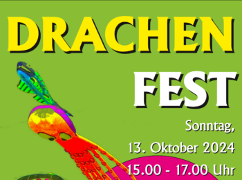 Grüner Flyer für das Drachenfest. Informationen zur Veranstaltung auf der rechten Seite. Auf der linken Seite zwei bunte Winddrachen zu sehen.