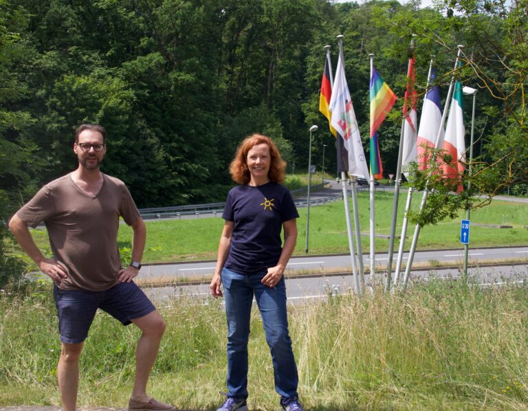Regenbogenfahnen wehen in Höchberg zum Zeichen der Toleranz