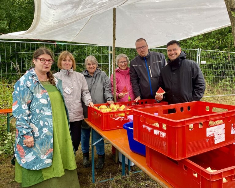 Die Grünen Ochsenfurt spendierten Wassermelone beim Ferienspielplatz
