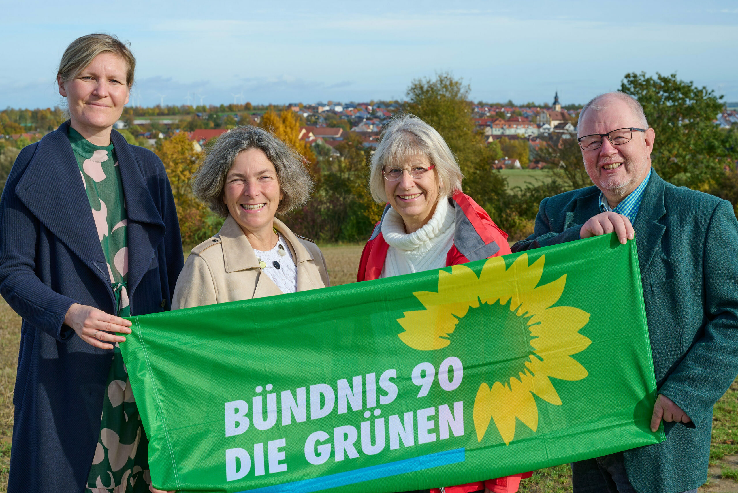 Der neugewählte GRÜNE Vorstand aus Kürnach gemeinsam mit ihrem Banner in der Hand