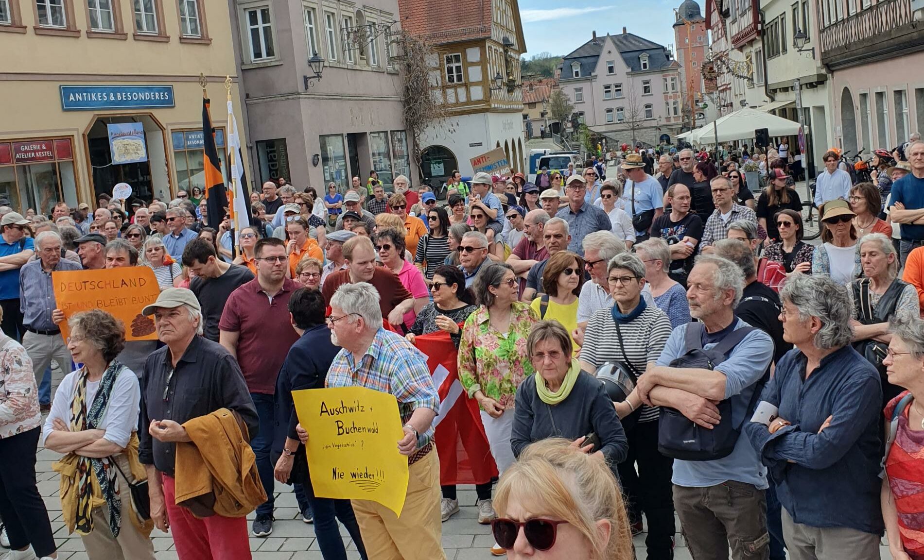 Foto von Vorne , von Menschen mit Plakaten, unter anderem zu Lesen ist "Auschwitz-Buchenwald... Nie wieder!" und "Deutschland ist und bleibt bunt"