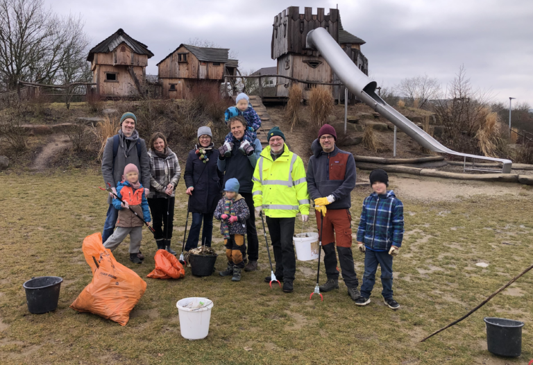 Putz.Munter – Grüne Veitshöchheim befreiten den Spielplatz Sandäcker von viel Müll