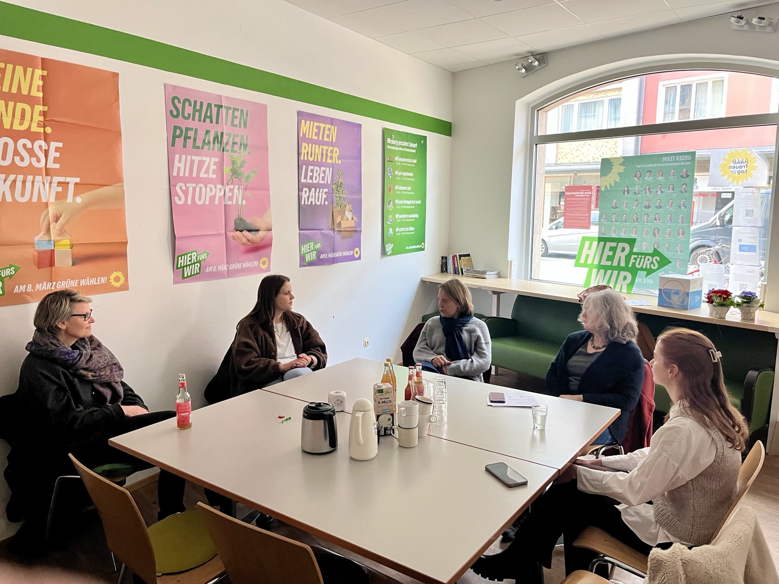 Die Anwesenden des Treffens diskutieren gemeinsam am Tisch