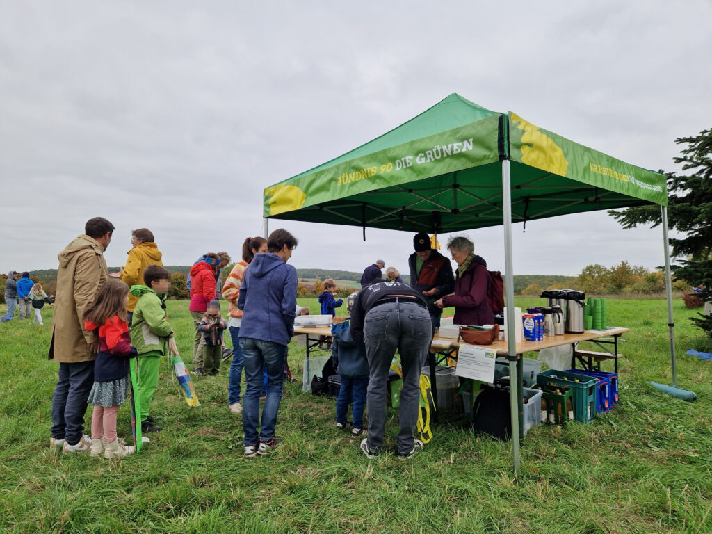 Eltern mit Kindern vor dem Kaffestand