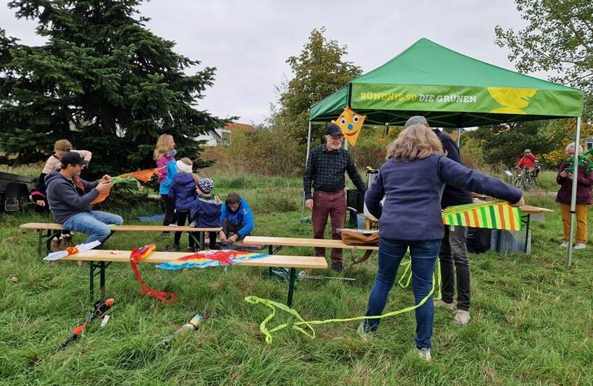 Bild: Kinder und Erwachsene bauen Drachen zusammen